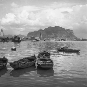 Palermo, La Cala. Blick über den ältesten Teil des Hafens mit Fischerbooten zum Monte Pellegrino