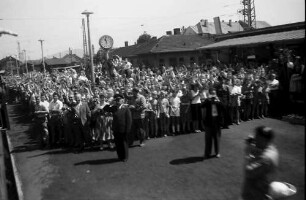 Bühl: Bahnhof Bühl mit Schulkindern, winkend