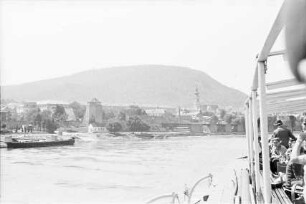 Wien, Österreich: Blick vom Schiff zurück auf Hainburg, weiter