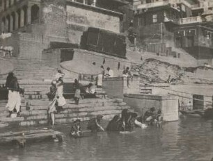 Benares (Varanasi), Indien. Frauen am Ufer des Heiligen Ganges bei rituellen Waschungen