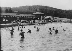 Bermsgrüner Sportler im Arbeiter-Freibad Bockau während eines Sportfestes : Bermsgrüner Sportler im Arbeiter-Freibad Bockau während eines Sportfestes