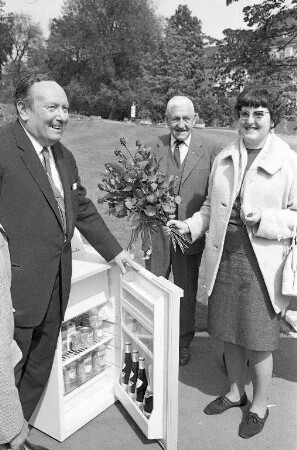 Geschenk eines Kühlschranks für den 2,5 Millionsten Besucher der Bundesgartenschau.