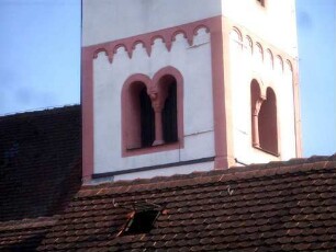 Kirchturm (spätromanisch-frühgotisch) von Nordwesten-mittleres Geschoss mit Biforien (eingestellte Rundsäulen mit Würfelkapitell) und Bogenfries in Übersicht