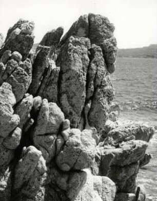 Ausgewaschene, typische Felsen an der Küste Sardiniens