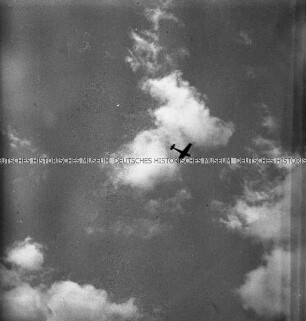 Flugzeug in einem wolkigen Himmel