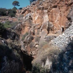 Paros. Stirnwand eines Lychnitis-Marmorsteinbruchs mit antikem Schrägstollen. K1