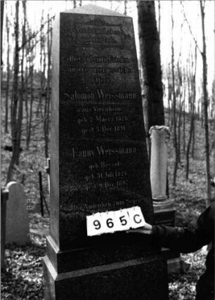 Grabstein 965 (Index: 99802670) Material: polierter Granit Zustand: sehr gut Maße HxBxT: 267x68x38 cm Beschreibung: mehrfach getreppter Sockel, obeliskenartige Stele Symbolik: Inschriftenfeld in Form der Gesetzestafeln Besonderheit: Endreim: Grabstein 965C