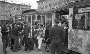 Straßenbahnfahren am Rosenmontag.