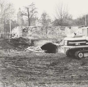 Baustelle der Thüringer Universitäts- und Landesbibliothek mit Fürstenkellereingang und Turm der Friedenskirche