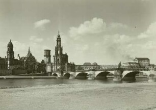 Dresden, Blick vom Neustädter Elbufer auf die Altstadt : Dresden, Augustusbrücke