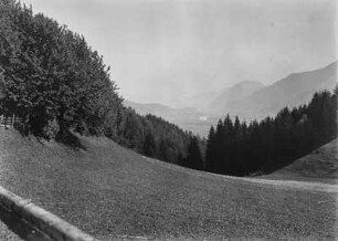 Talblick : Blick von einer Bergkuppe in ein Tal
