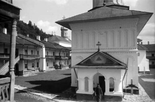 Secu: Kloster, Eingang zur Kirche, von oben