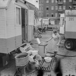 Zirkusleben: Große Wäsche, Zirkus Olympia, 1963. SW-Foto © Kurt Schwarz.
