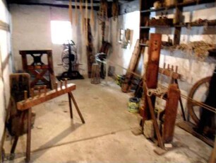 Gaden im Inneren - Arbeitsraum eines Seilers mit gesammelten Werkzeugen und Exponaten (auch früher hatten Handwerker aus Sicherheitsgründen ihre Arbeitsräume in der Kirchenburg)