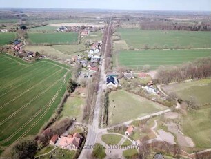Jersbek: Luftbild der Allee in Richtung Nordwesten: rechts unten Landgasthaus "Zum Fasanenhof", links Abzweig "Alte Dorfstraße"