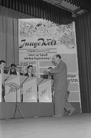 Alo Koll dirigiert sein Orchester auf der Unterhaltungsveranstaltung "Zeilensalat"