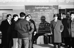 Freiburg: Hauptbahnhof. Italienische "Gastarbeiter" fahren zu Weihnachten nach Hause, vor Zugankündigungstafel