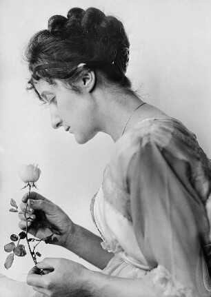 Selbstbildnis der Fotografin Ursula Richter mit Rose