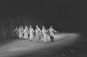 Moissejew-Ensemble im Admiralspalast : Auftritt einer Volkstanzgruppe