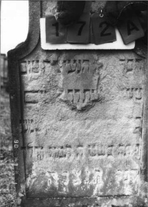 Grabstein 172 (Index: 100115101) Material: Sandstein Zustand: sehr stark verwittert mit sehr großem Textverlust Maße HxBxT: 130x59x11 cm Beschreibung: Stele mit Hufeisenbogen und sehr langem Hals: Grabstein 172A