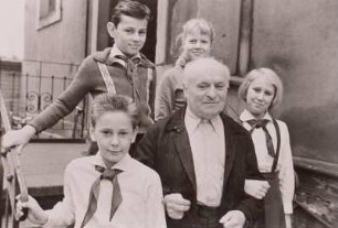 Konrad Hahnewald mit Pionieren der 41. Grundschule in Dresden
