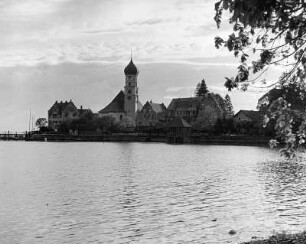 Wasserburg (Bodensee). Ortsansicht von Nordosten über den See