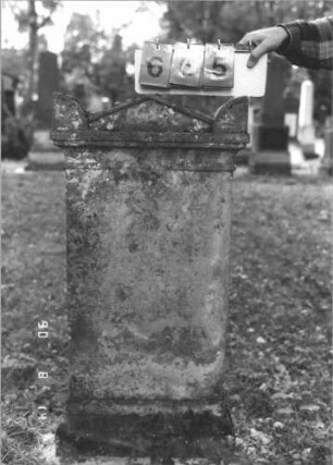 Grabstein 665 (Index: 99788378) Material: Sandstein Zustand: sehr stark verwittert mit fast vollständigem Textverlust Maße HxBxT: 106x53x14 cm: Grabstein 665