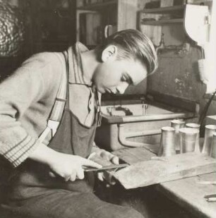 Altenberg, Zinnbearbeiter, Verputzen der Feile