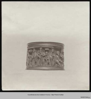 Dose mit Relief mit Figuren