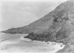 Steilküste : Blick vom Strand auf die Steilküste Teneriffas