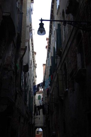Gasse : Enge, finstere Gasse im Stadtteil Cannaregio, aufgenommen im Februar 2007. Foto: Uwe Gerig
