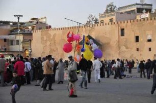 Meknes - Luftballonverkäufer am Bab el-Mansour : Ein Luftballonverkäufer ist auf dem großen Platz vor dem Stadttor Bab el-Mansour weithin sichtbar. Aufgenommen in Meknes am 28. Oktober 2010