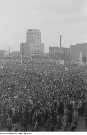 Blick auf den Karl-Marx-Platz (heutiger Augustusplatz) während der Kundgebung