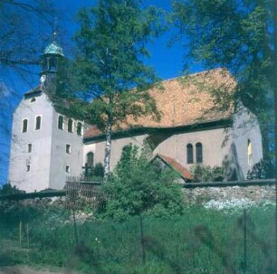 Dorfkirche. Ansicht von Südost mit Friedhofsmauer