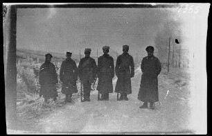 bei Illawcze (=Ilavche, Ukraine) am Dometscherposten: 6 russische Soldaten und Offiziere mit Schirmmützen und Kosakenmützen auf einer verschneiten Landstraße ("russische Parlamentäre: Garde-Regiment Ismailowski, Hauptmann Kilew")