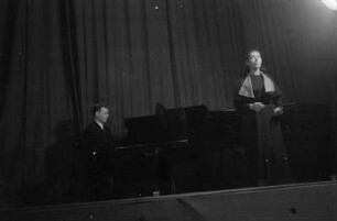 Aufnahmen eines Auftritts der Sängerin Lin Jaldati in Berlin : am Klavier Eberhard Rebling, Ehemann von Lin Jaldati