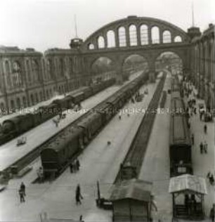 Anhalter Bahnhof, Züge in der Bahnhofshalle