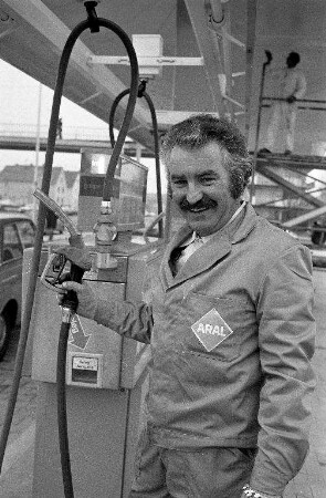 25jähriges Berufsjubiläum des Tankwarts der Aral-Tankstelle "Albtaltankhof" an der Herrenalber Straße Roland Graf