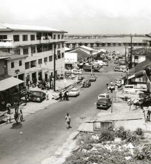Monrovia, Liberia. Blick nach Norden gegen die Stockton Creek-Mündung mit Straßendamm zum Hafen