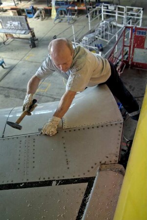 Air Maintenance Services; AMS; Firma; Betrieb; Inspektion; Wartung; spezialisiert auf Flugzeug-Recycling; Airbus; A 300; A300; Airbase Ahlhorn; Ahlhorn; Entsorgung. Ahlhorn, 2006, hier: Ausbau von Seuerklappen der Tragflächen