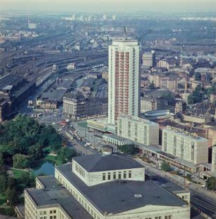 Blick auf den Leipziger Hauptbahnhof vom Dach des Unihochhauses aus