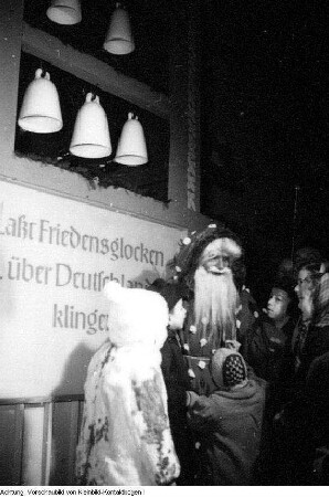 Dresden-Neustadt. Kurt-Fischer Platz (Olbrichtplatz), Nordhalle, Weihnachtsmesse. Glockenspiel (Meißner Porzellan)