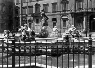 Fontana del Moro — Brunnenbecken mit vier Tritonen und Masken