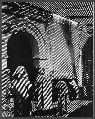 Überdachte Gasse in Marrakesch : Straßenszene in einer überdachten Gasse in der marokkanischen Stadt Fès