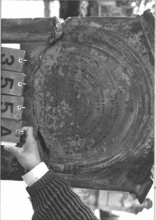 Grabstein 355 (Index: 99786241) Zustand: obere Hälfte abgebrochen und zementiert, untere Hälfte fast vollständig abgeblättert Maße HxBxT: 157x62x21 cm: Grabstein 355A