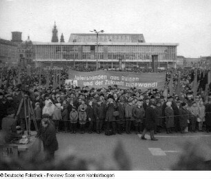 Kommunalwahl, Wahltag: Demonstration auf dem Altmarkt mit Transparent "Auferstanden aus Ruinen"