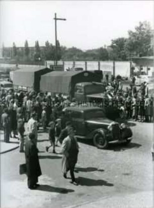 Die ersten LKW aus Westdeutschland treffen nach dem Ende der Blockade in West-Berlin ein