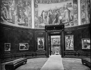 Dresden. Gemäldegalerie Alte Meister. Rotunde mit Bildteppichen nach Raffael