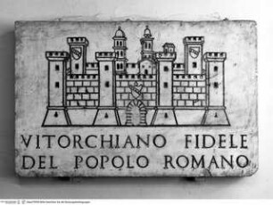 Tafel mit Inschrift zu Ehren Stadt und der Bürger von Vitorchiano