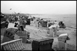 Burg: Strand, Burgtiefe [mit Strandkörben]